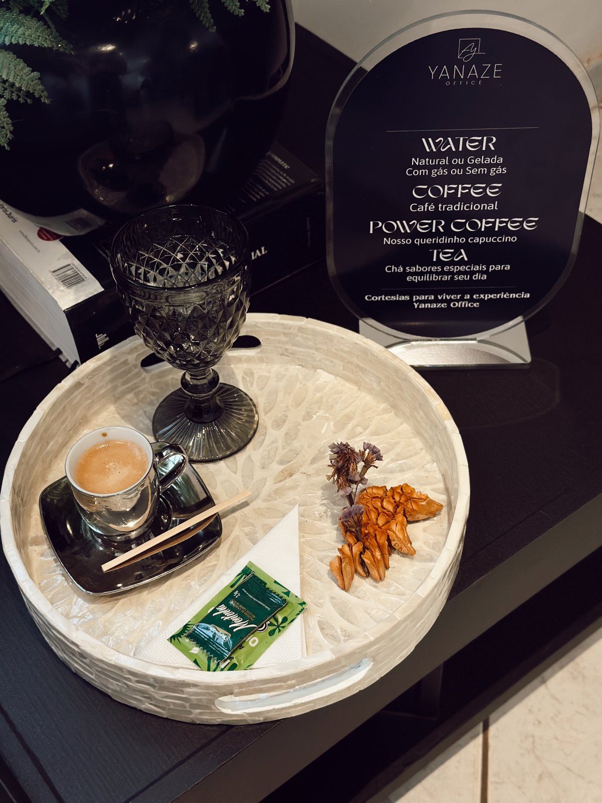 Bandeja com café, água e cortesias do Yanaze Office