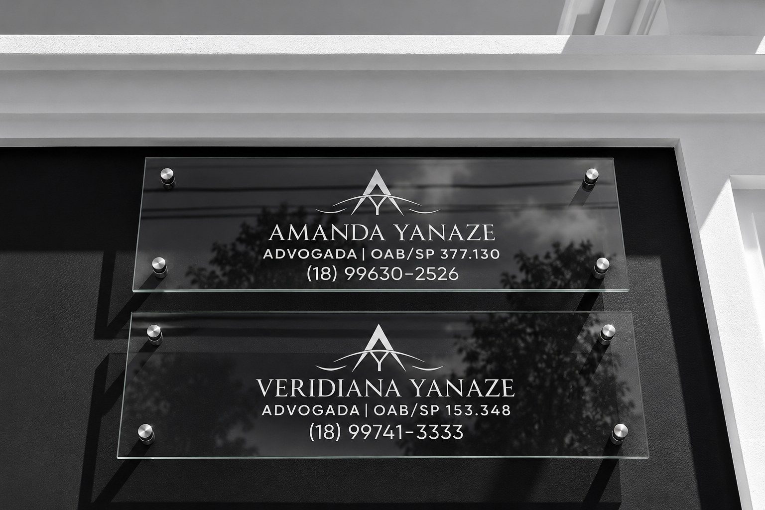 Placas das advogadas Amanda Yanaze, OAB/SP 377.130, e Veridiana Yanaze, OAB/SP 153.348